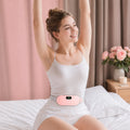 Ceinture chauffante menstruelle Zichno rose poudré, portée au quotidien